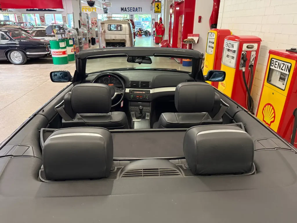 BMW 318ci Cabrio 2005 Blau Sicht auf offenes Verdeck mit Innenraum.