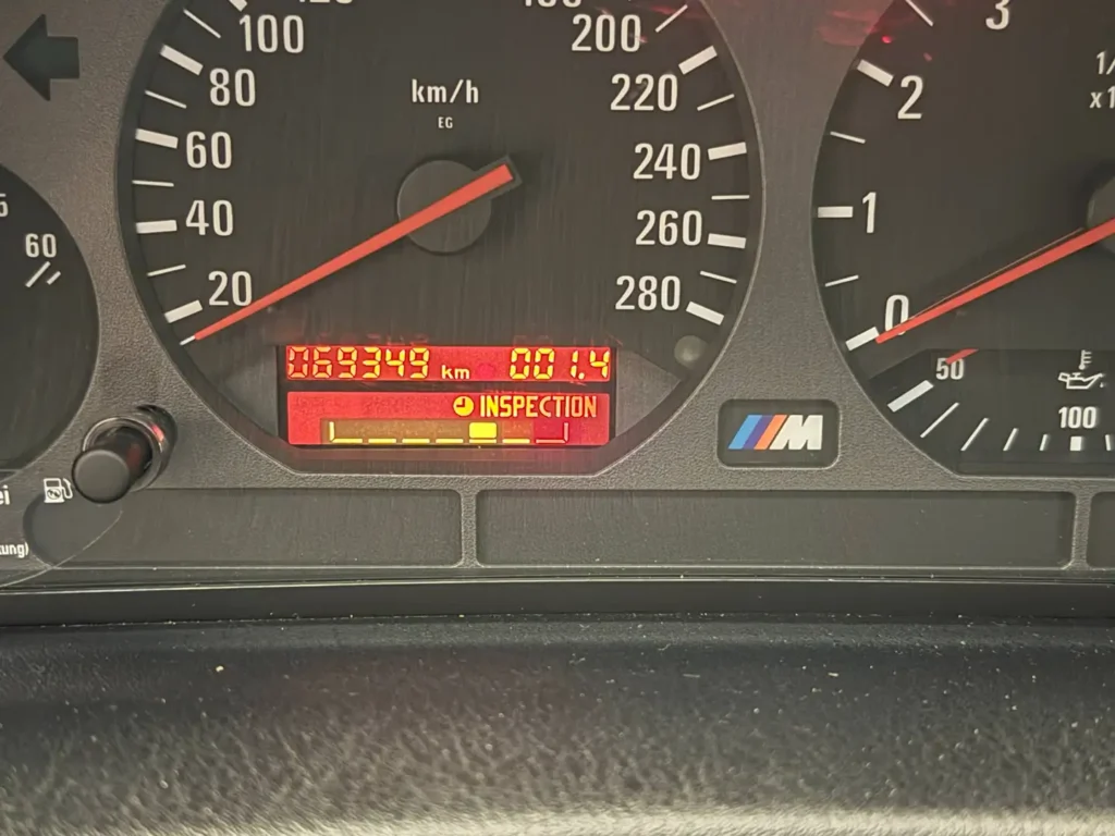 BMW M3 E36 Coupe 3.0 Avusblau Sicht auf Armaturen mit Serviceanzeige.
