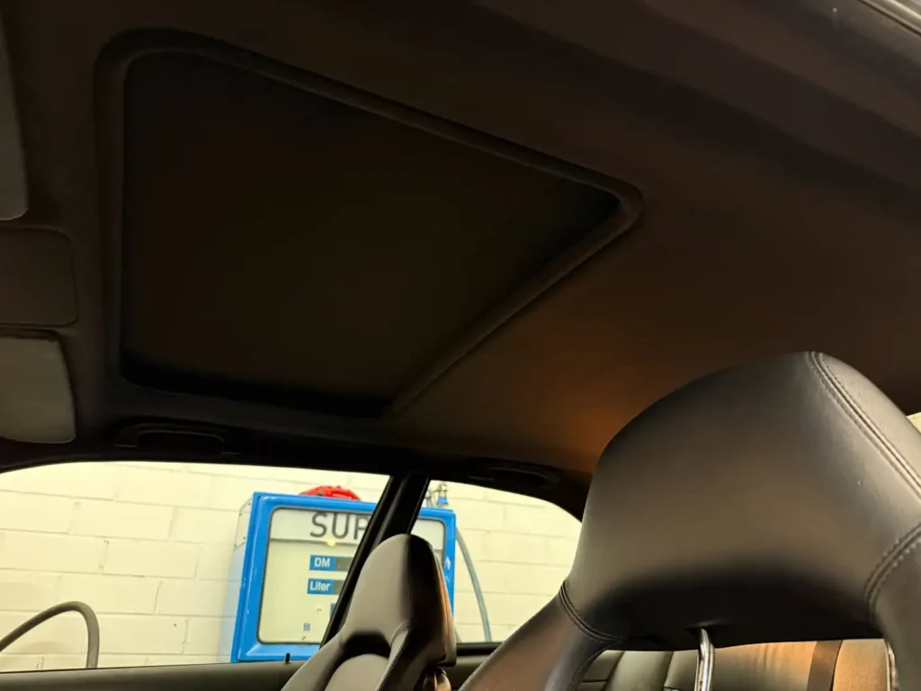 BMW M3 E36 Coupe 3.0 Avusblau Sicht auf Dachhimmel.