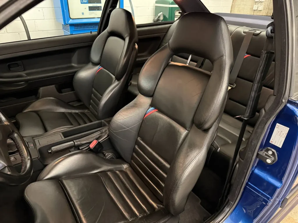 BMW M3 E36 Coupe 3.0 Avusblau Sicht auf Fahrersitz.