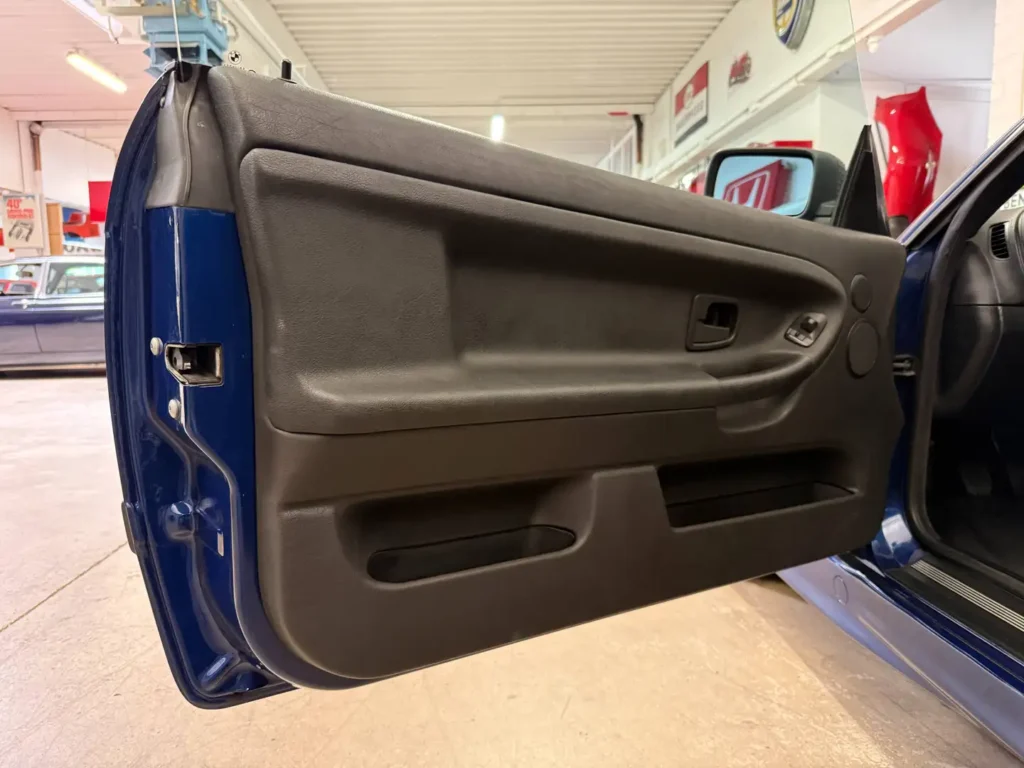 BMW M3 E36 Coupe 3.0 Avusblau Sicht auf offene Fahrertuere Seitenverkleidung.
