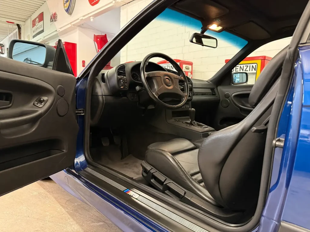 BMW M3 E36 Coupe 3.0 Avusblau Sicht auf offene Fahrertuer.