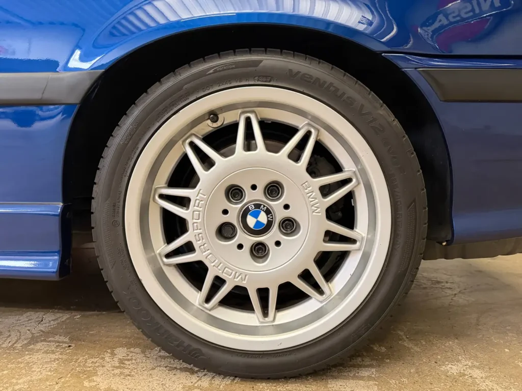 BMW M3 E36 Coupe 3.0 Avusblau Sicht auf Felge.