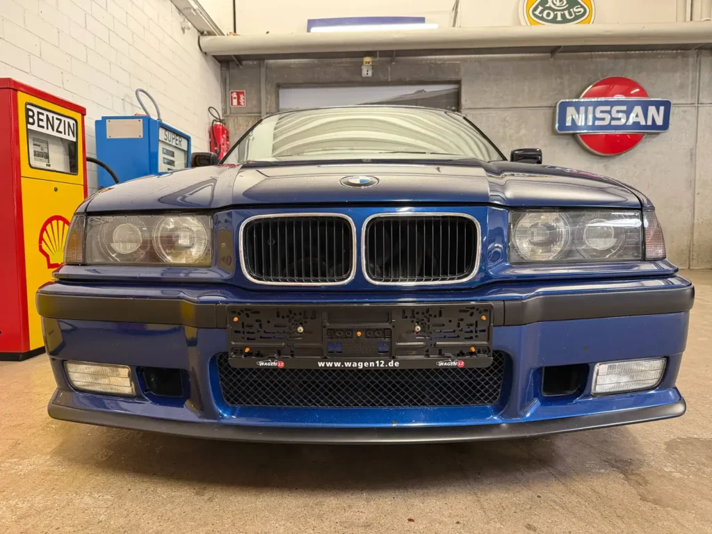 BMW M3 E36 Coupe 3.0 Avusblau Sicht auf Frontgrill.