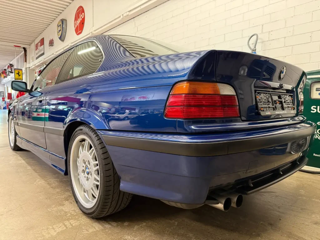 BMW M3 E36 Coupe 3.0 Avusblau Sicht auf Kotfluegel hinten links.