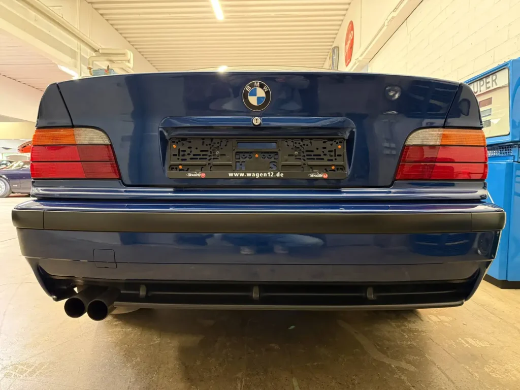 BMW M3 E36 Coupe 3.0 Avusblau Sicht auf Heckansicht.