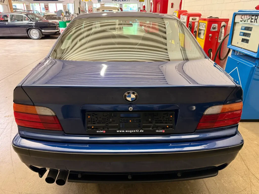BMW M3 E36 Coupe 3.0 Avusblau Sicht auf Kofferrau.