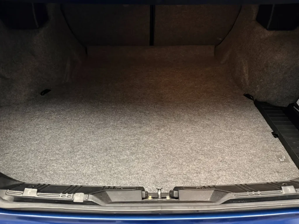 BMW M3 E36 Coupe 3.0 Avusblau Sicht auf Kofferraum innen.