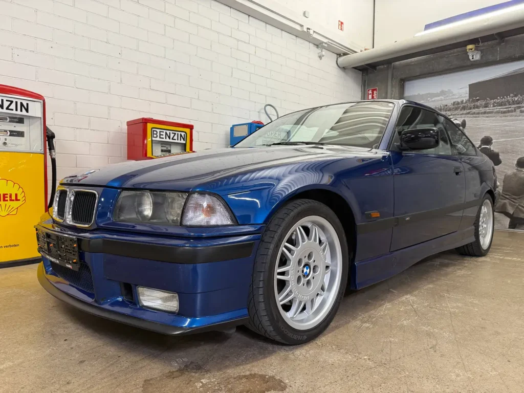 BMW M3 E36 Coupe 3.0 Avusblau Sicht auf Kotfluegel vorne links.
