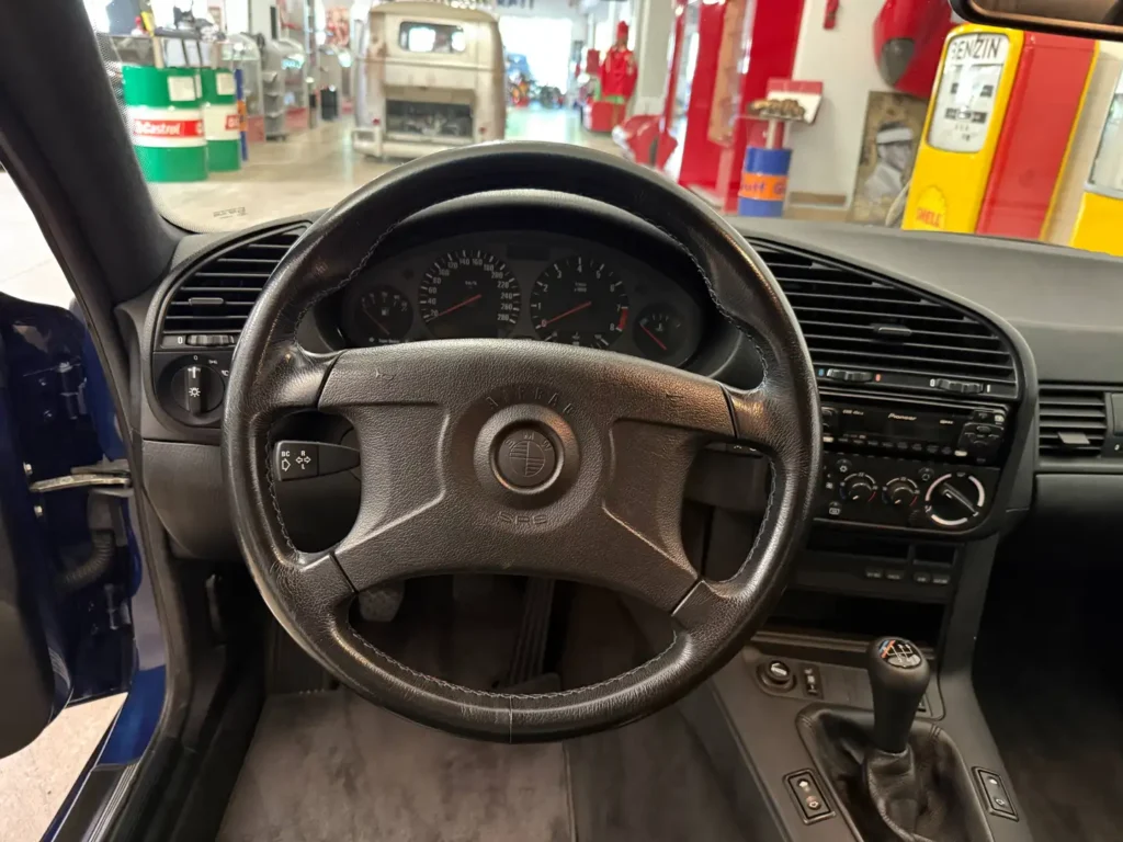 BMW M3 E36 Coupe 3.0 Avusblau Sicht auf Lenkrad und Armaturen.