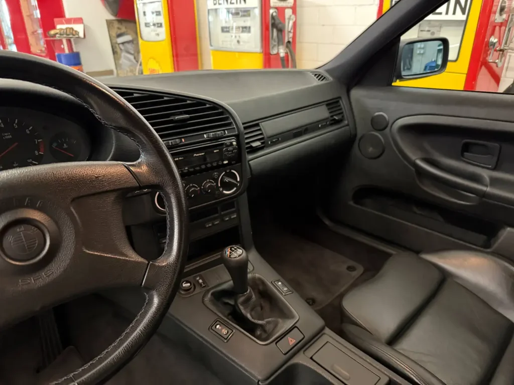 BMW M3 E36 Coupe 3.0 Avusblau Sicht auf Mittelkonsole.