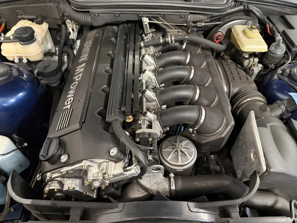 BMW M3 E36 Coupe 3.0 Avusblau Sicht auf Motor.