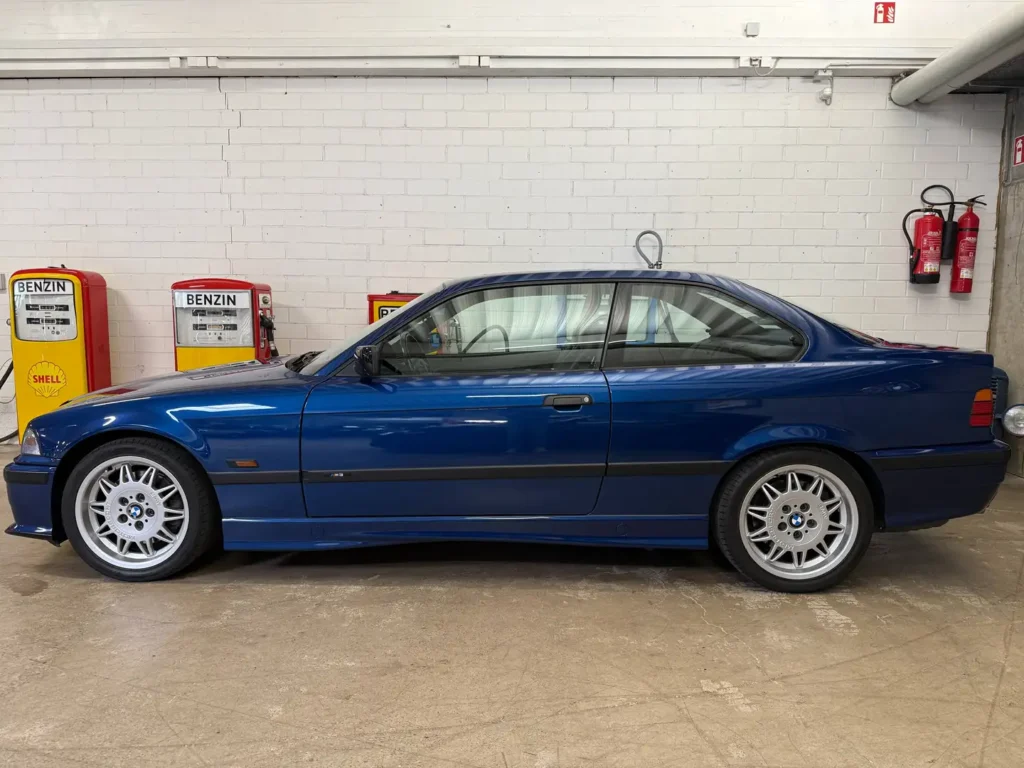 BMW M3 E36 Coupe 3.0 Avusblau Sicht auf Seitenansicht.