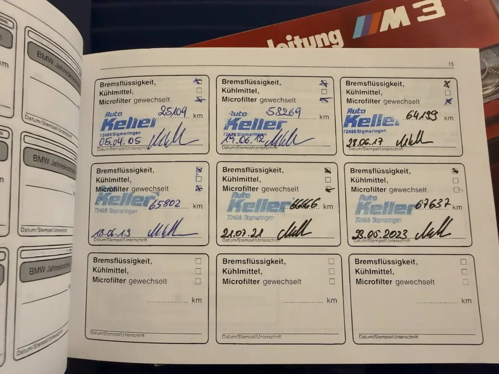 BMW M3 E36 Coupe 3.0 Avusblau Sicht auf offenes Serviceheft.