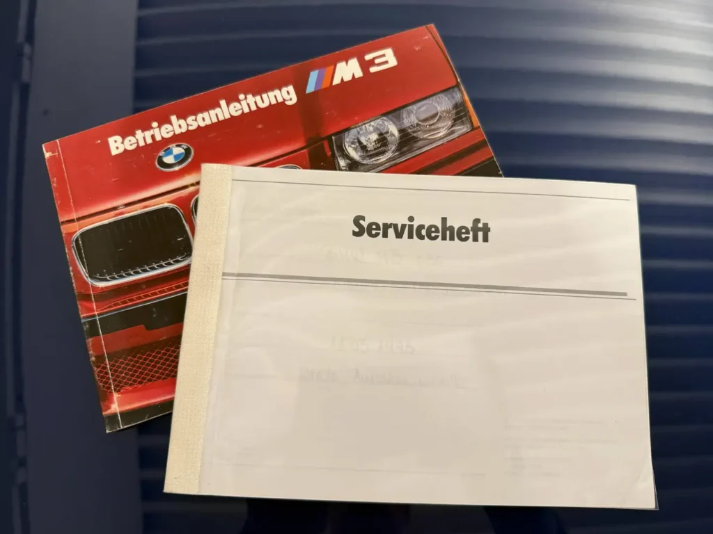BMW M3 E36 Coupe 3.0 Avusblau Sicht auf Betriebsansleitung.