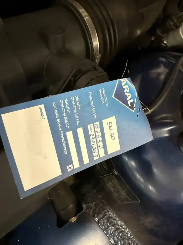 BMW M3 E36 Coupe 3.0 Avusblau Sicht auf Servicetag Ölwechsel.