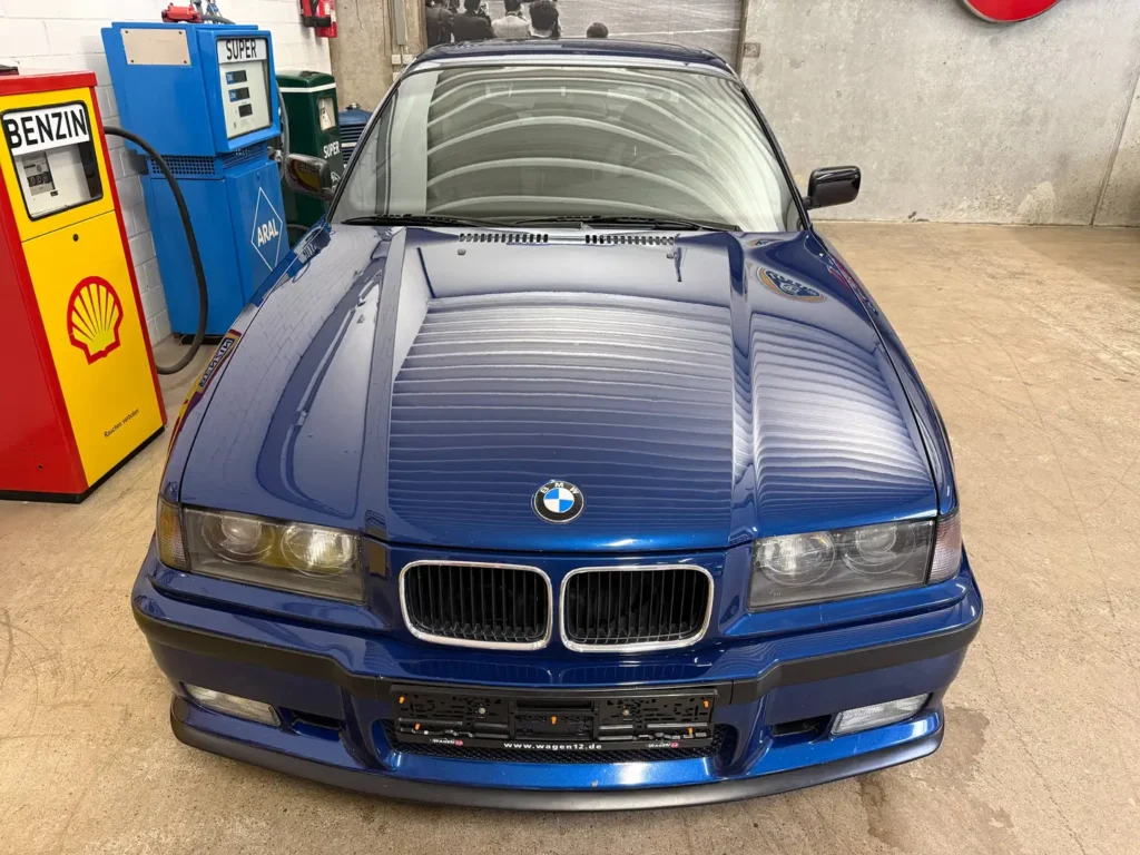 BMW M3 E36 Coupe 3.0 Avusblau Sicht auf Windschutzscheibe.