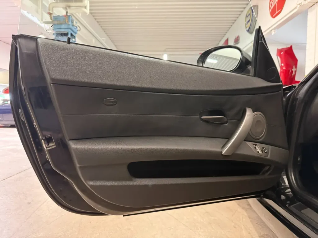 BMW Z4 2.2 Italien Import Seitenverkleidung der Fahrertuere.