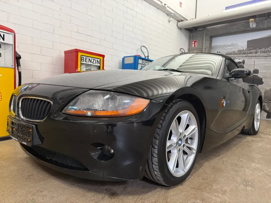BMW Z4 2.2 Italien Import Foto vom linken vorderen Kotfluegel mit Lampe und Reifen.
