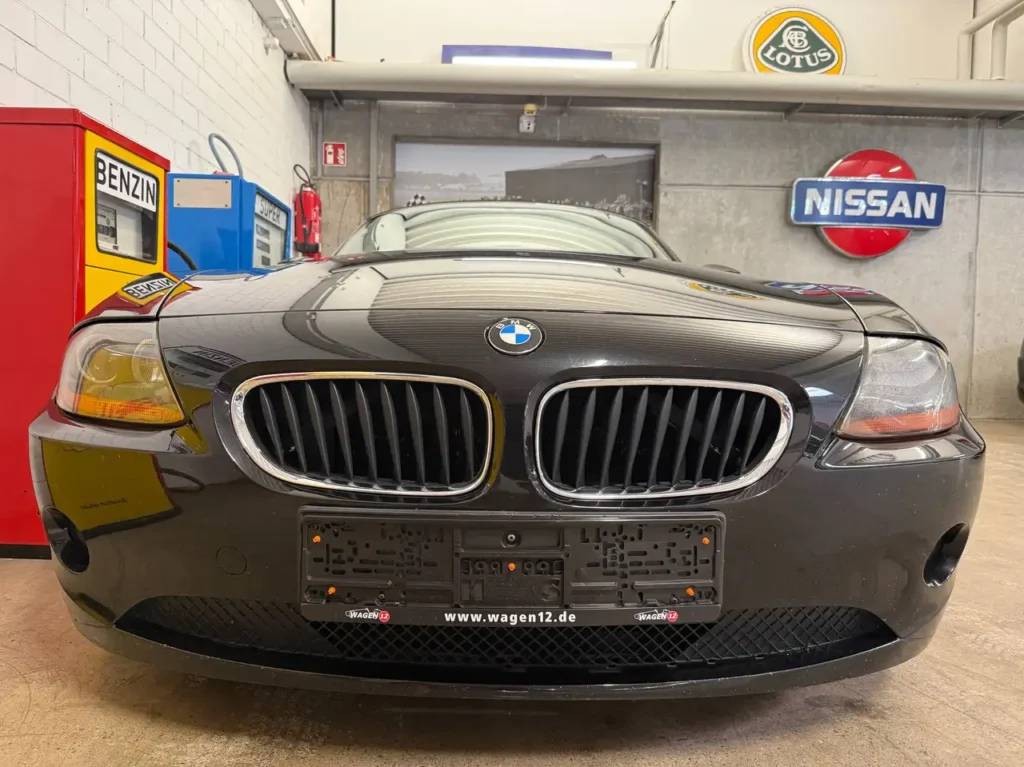 BMW Z4 2.2 Italien Import Foto des Frontgrills mit BMW Logo.