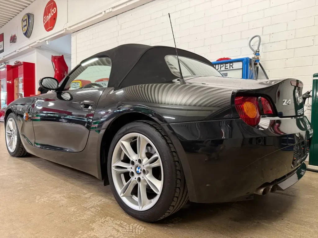 BMW Z4 2.2 Italien Import Foto des hinteren linken Kotfluegels.