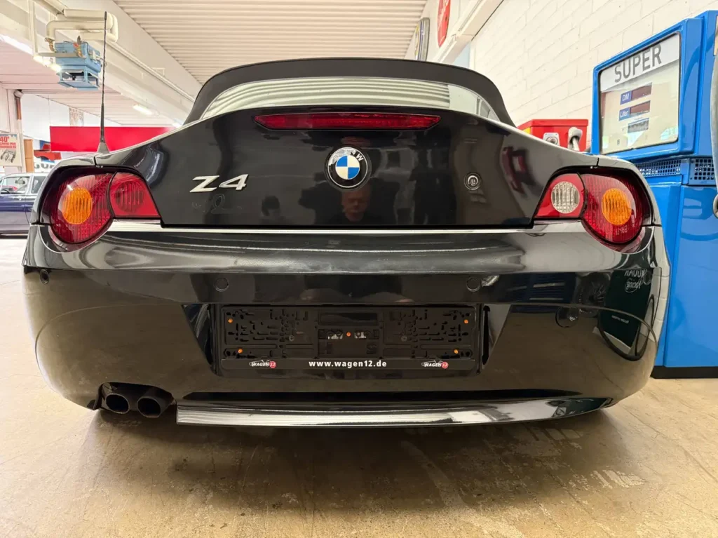 BMW Z4 2.2 Italien Import Foto des Hecks mit Auspuff und Kennzeichenhalterung.