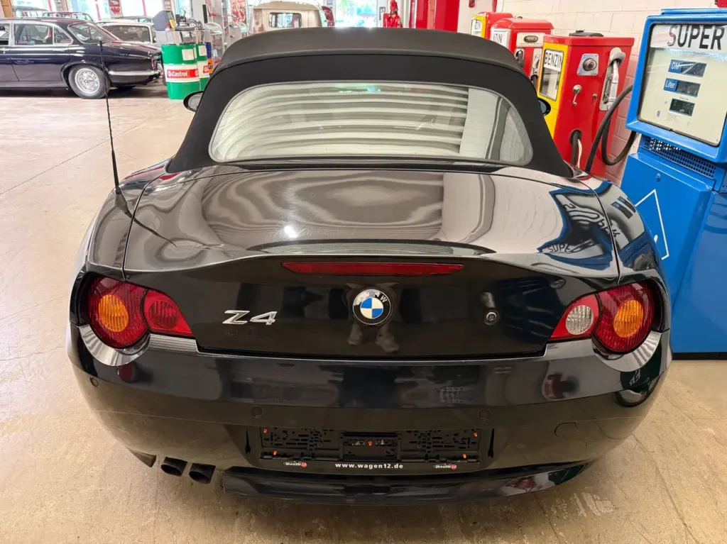 BMW Z4 2.2 Italien Import Kofferraumdeckel und Z4 Logo auf einem Foto der Heckseite.