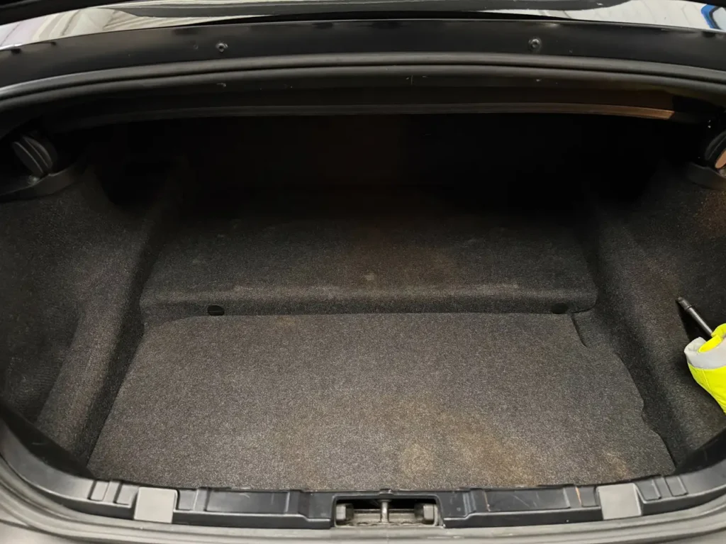 BMW Z4 2.2 Italien Import Innenraum Kofferraum mit grauem Teppich.
