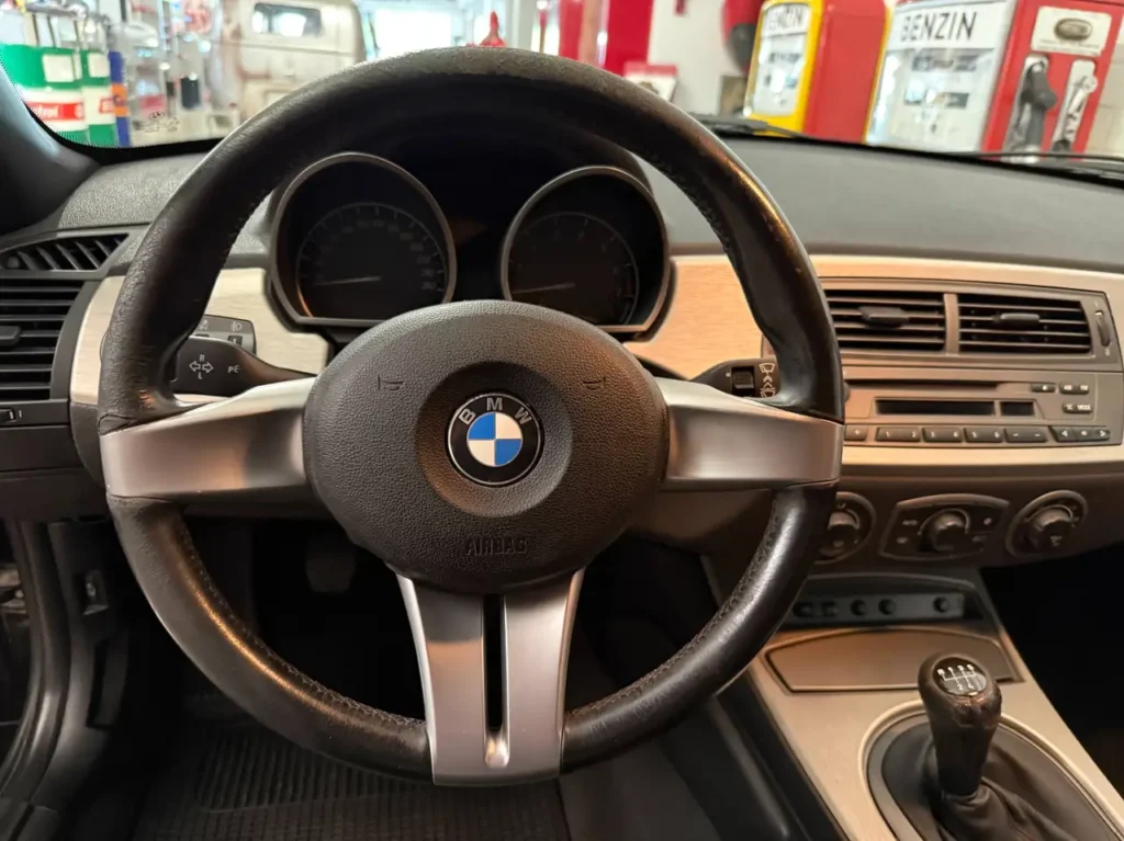 BMW Z4 2.2 Italien Import Foto auf das Lenkrad mit Armatren und Mittelkonsole.