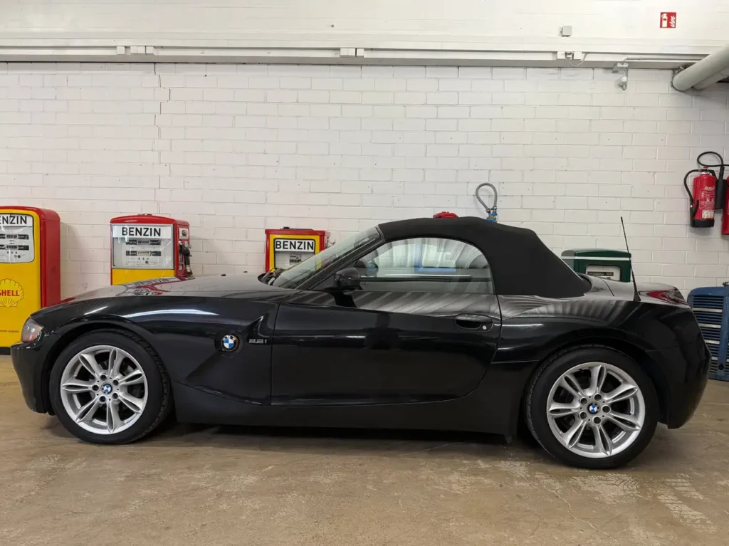 BMW Z4 Fahrzeug von aussen in voller Länge von der Seite.