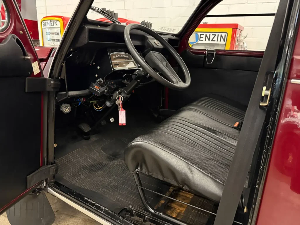 Citroen 2cv6 Charleston 1988 in rot Bild von geoeffneter Fahrertuer mit Frontsitz und Lenkrad.