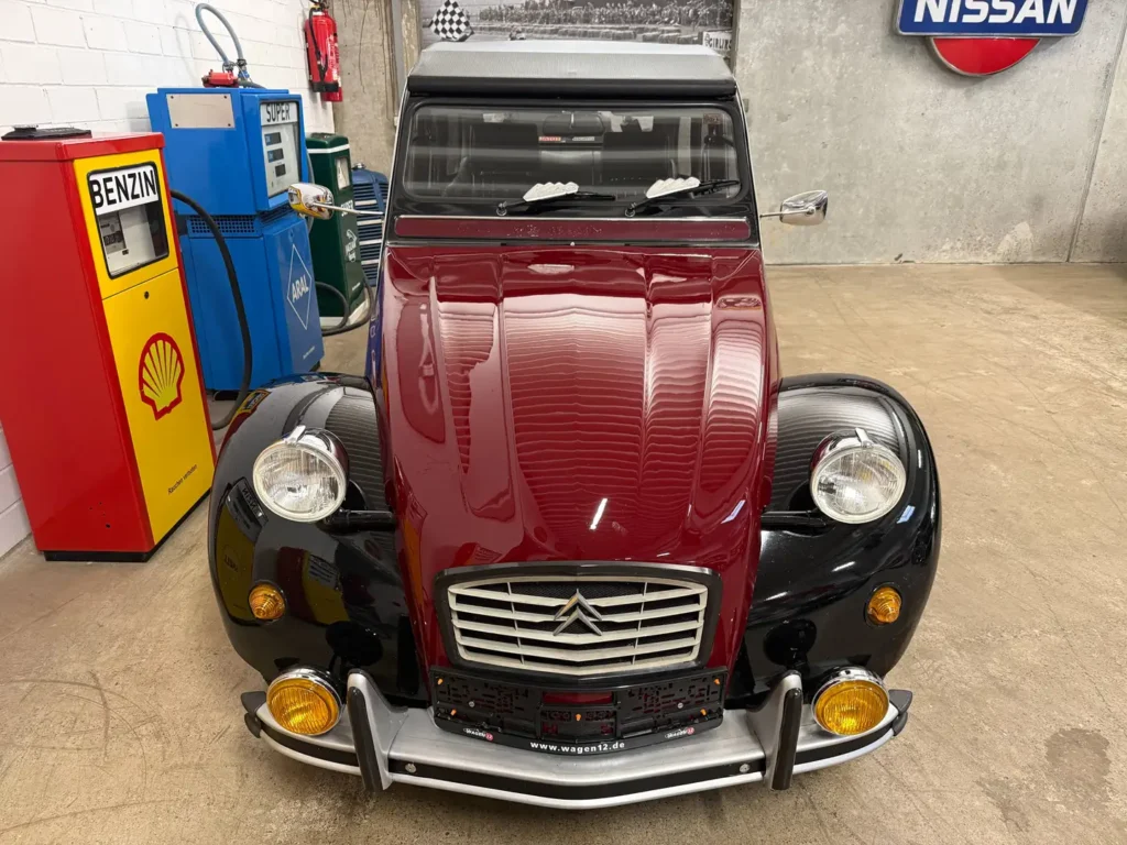Citroen 2cv6 Charleston 1988 in rot Bild von Frontgrill und Scheinwerfer.