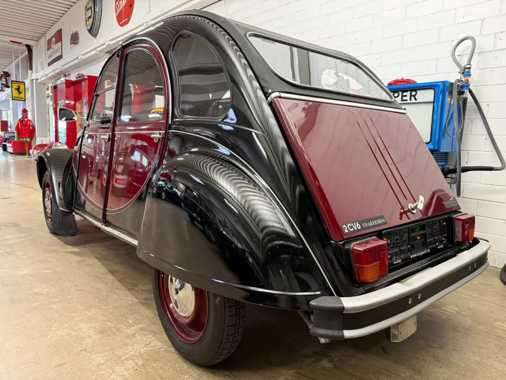 Citroen 2cv6 Charleston 1988 in rot Bild von hinterem linken Kotfluegel und Auspuff sowie Nebelleuchte.