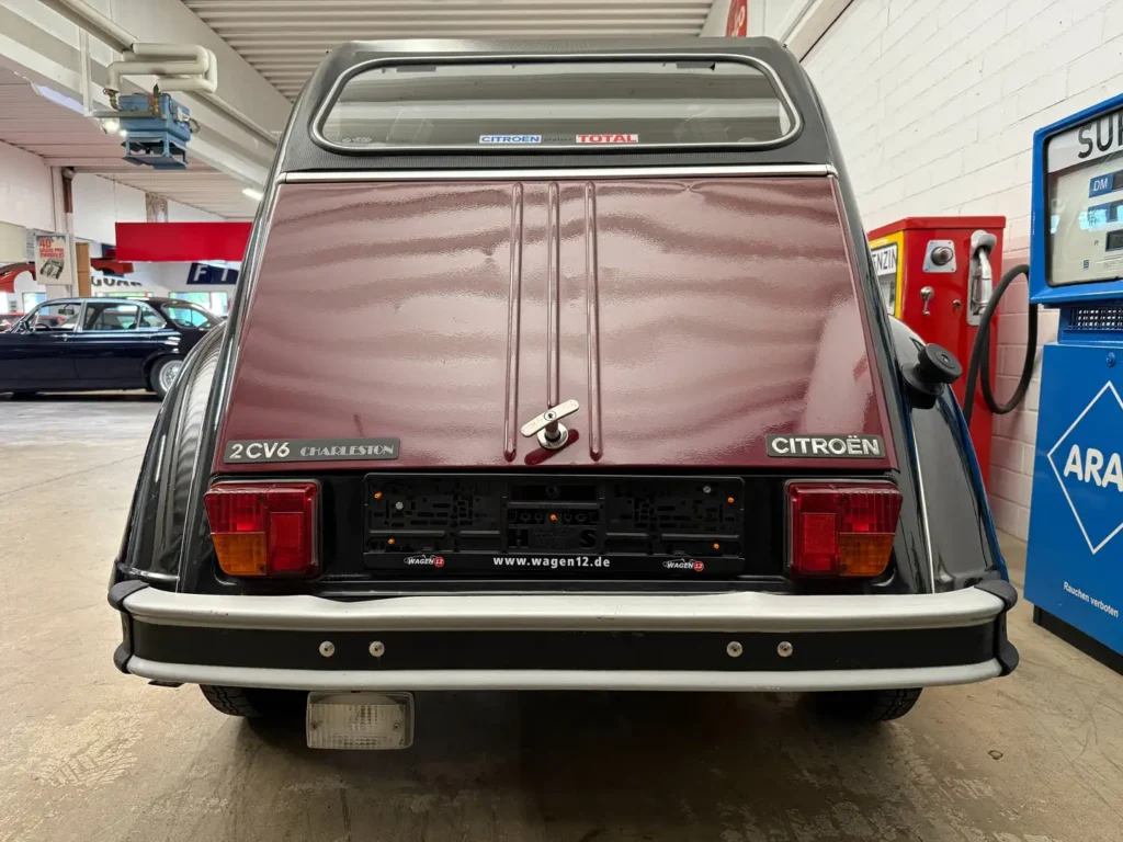 Citroen 2cv6 Charleston 1988 in rot Bild von Heckpartie und Stossstange.