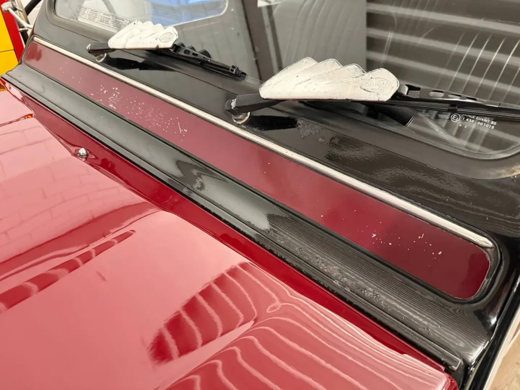 Citroen 2cv6 Charleston 1988 in rot Bild von Scheibenwischern an der Frontscheibe.