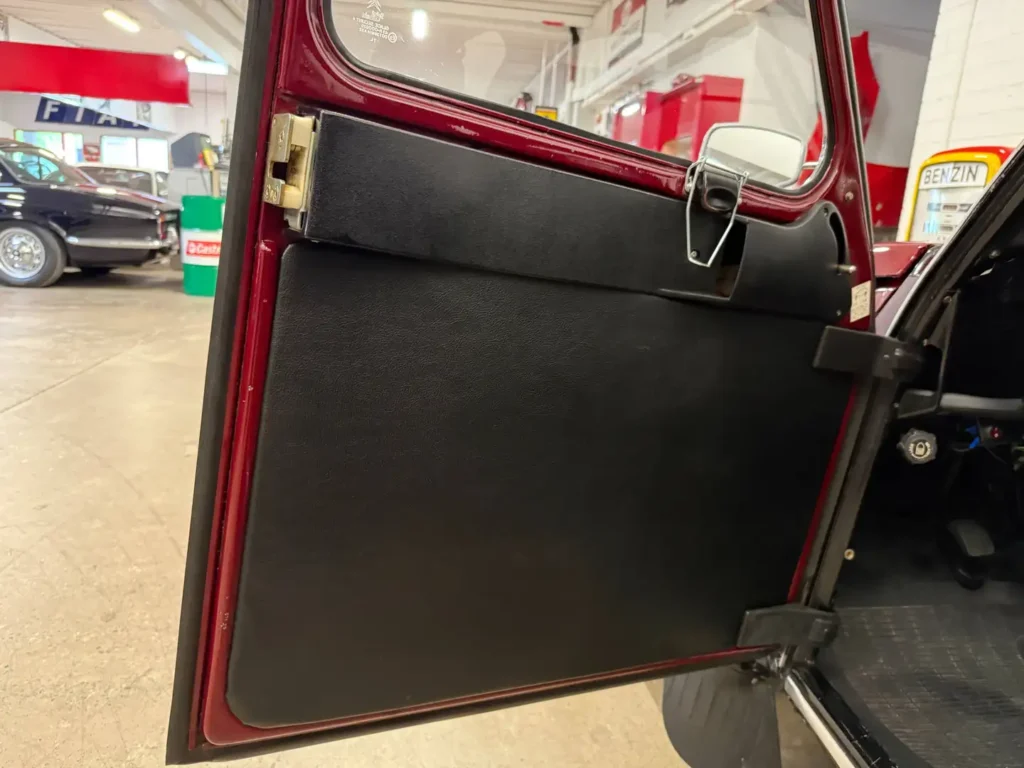 Citroen 2cv6 Charleston 1988 in rot Bild von Seitenverkleidung der Fahrertuer.