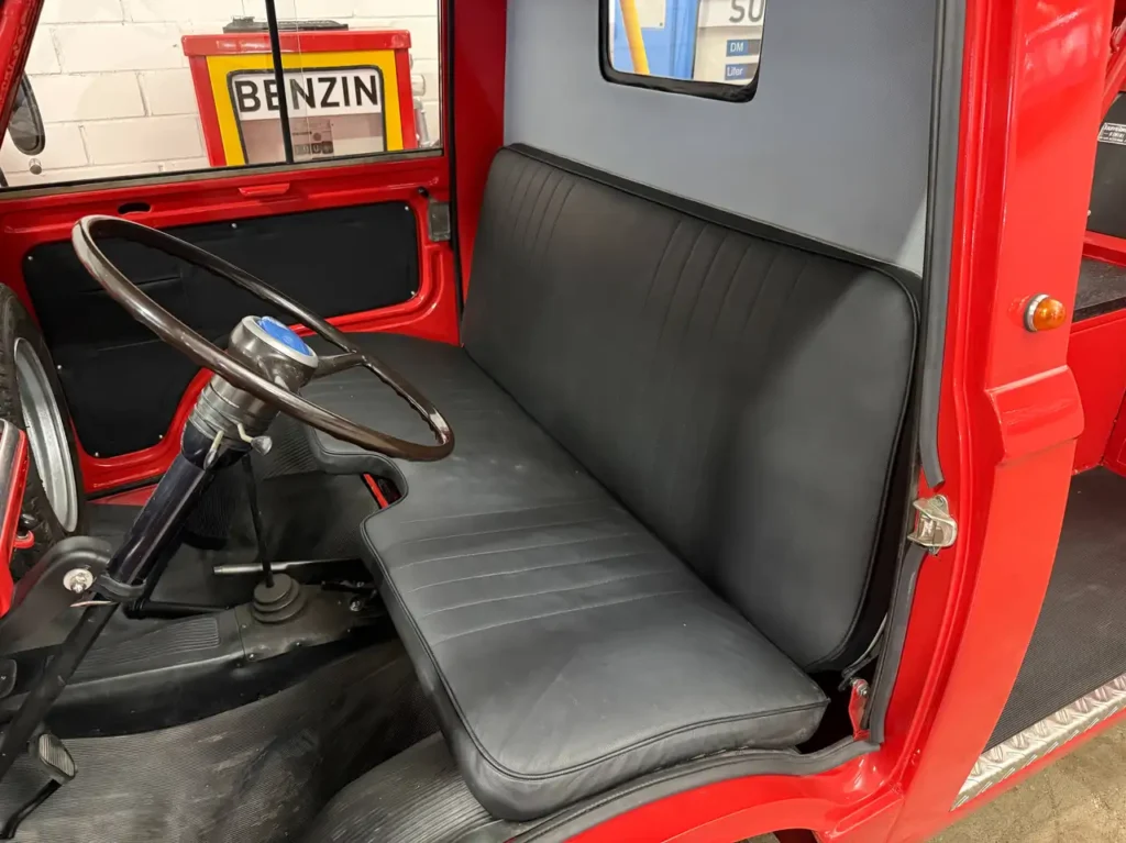 Fiat 200 Feuerwehr 1963 in rot mit Drehleiter Foto von Fahrersitzbank.