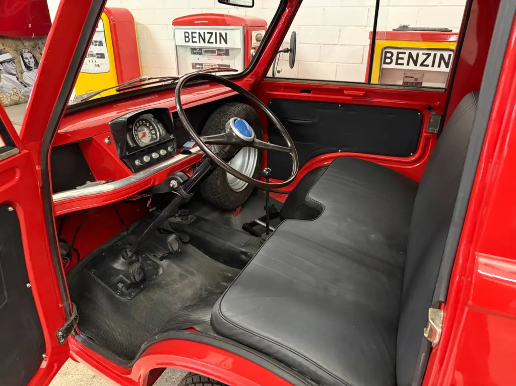Fiat 200 Feuerwehr 1963 in rot mit Drehleiter Foto von Fahrersitz.