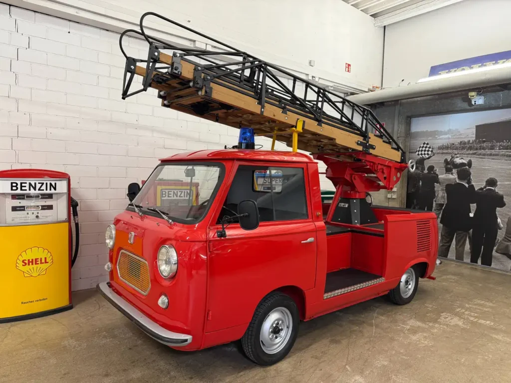 Fiat 200 Feuerwehr 1963 in rot mit Drehleiter Foto von Fahrzeug mit eingefahrener Drehleiter.
