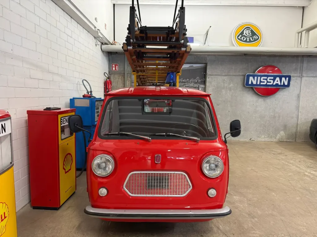 Fiat 200 Feuerwehr 1963 in rot mit Drehleiter Foto von Drehleiter von vorne und Grill sowie Frontlampen.