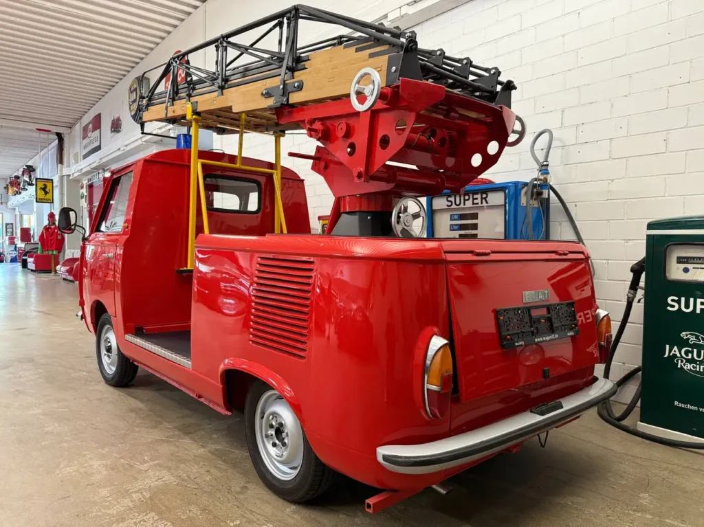 Fiat 200 Feuerwehr 1963 in rot mit Drehleiter Foto von Drehleiter von hinten links und Rücklichtern.