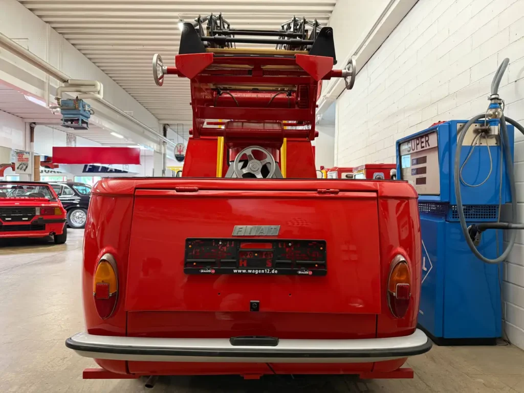 Fiat 200 Feuerwehr 1963 in rot mit Drehleiter Foto von Heck mit Sicht auf Drehleiter.