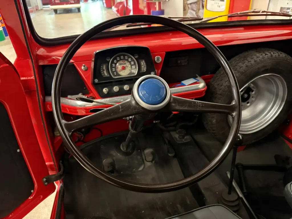 Fiat 200 Feuerwehr 1963 in rot mit Drehleiter Foto von Lenkrad und Armaturen sowie Ersatzrad innen.