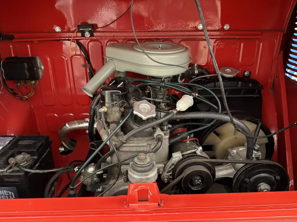Fiat 200 Feuerwehr 1963 in rot mit Drehleiter Foto von offenem Motorraum mit Motor.