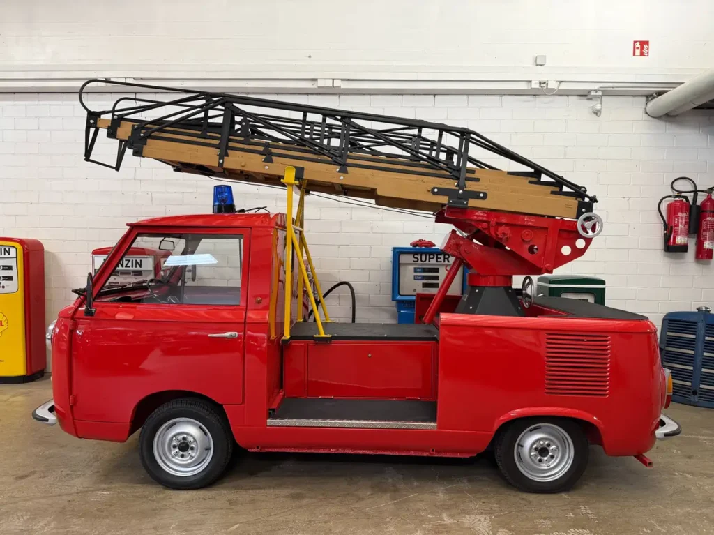 Fiat 200 Sicht von aussen auf Fahrzeug und Drehleiter.