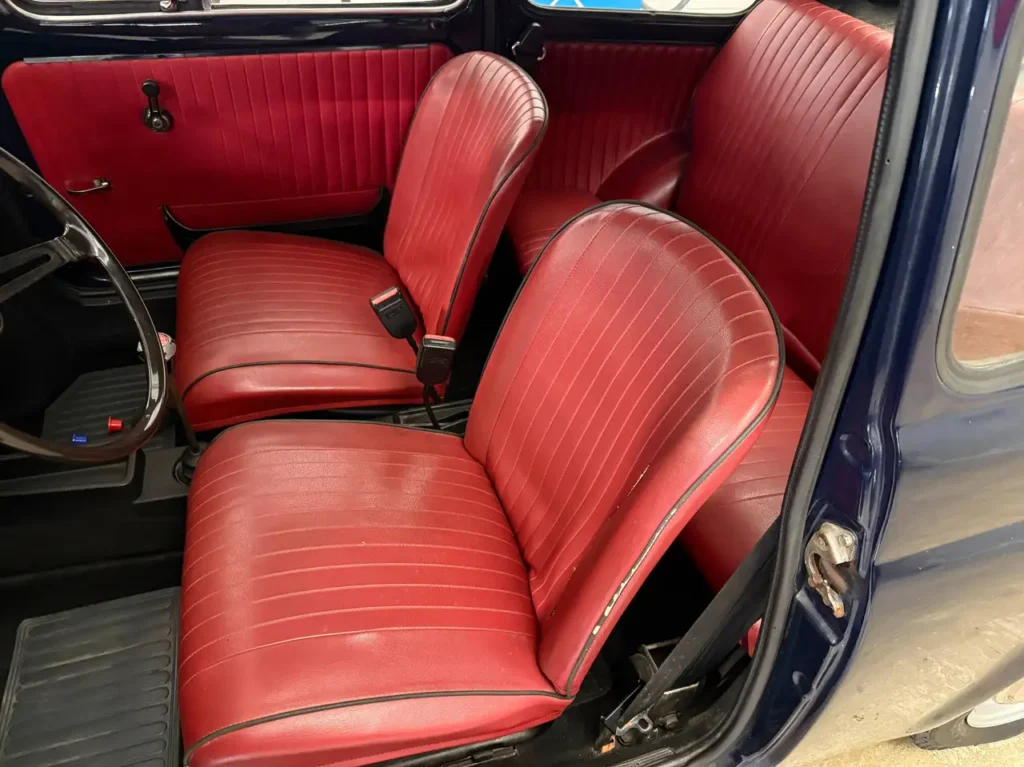 Fiat 500 L 1971 Foto von rotem Leder Innenraum.