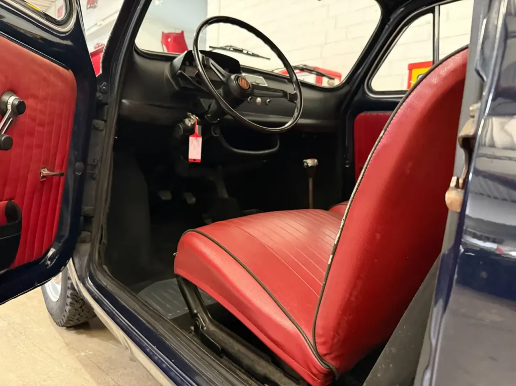 Fiat 500 L 1971 Foto von geoeffneter Fahrertuer und Lenkrad.