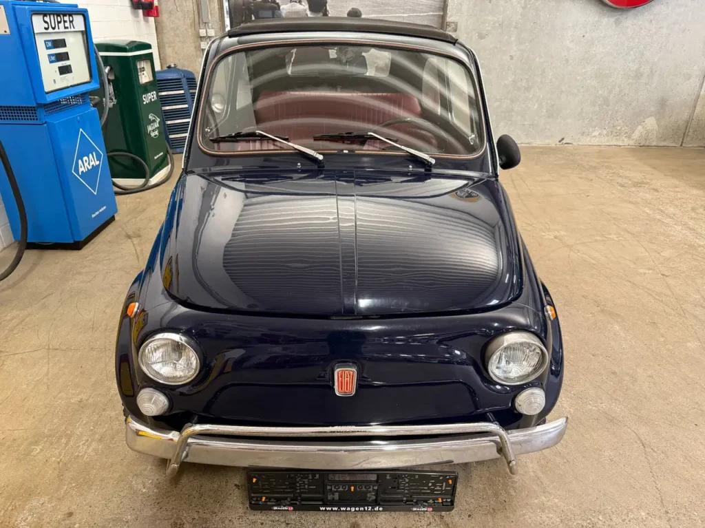 Fiat 500 L 1971 Foto von der Windschutzscheibe.
