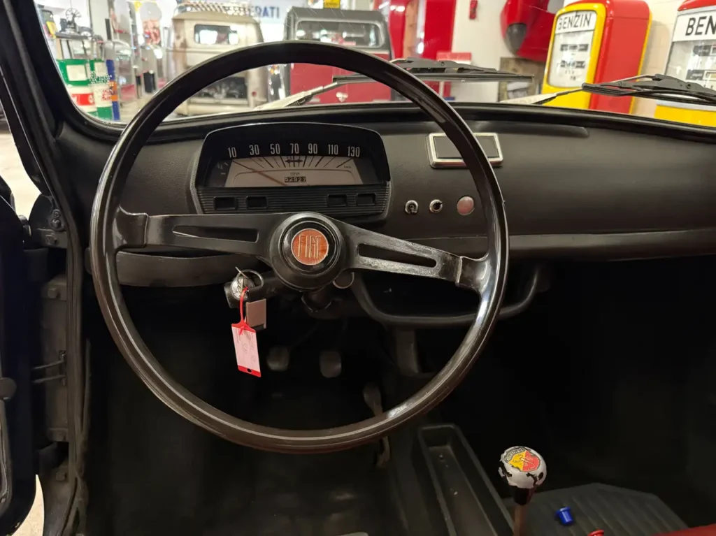 Fiat 500 L 1971 Foto vom Lenkrad un den Armaturen.