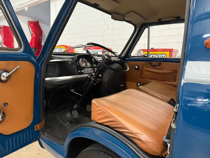 Fiat 850 Familiare Bus 1966 Bild von geoeffneter Fahrertuer.